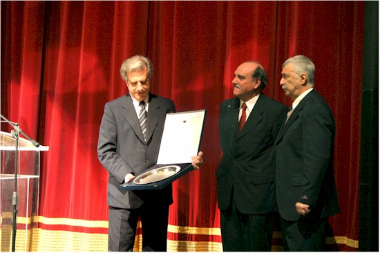 El Dr. Tabaré Vázquez recibe obsequio de manos de los Dres. Barrett Díaz Pose y Jorge Lorenzo Otero