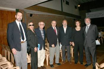 Autoridades y participantes en la mesa del acto de lanzamiento de la BVS
