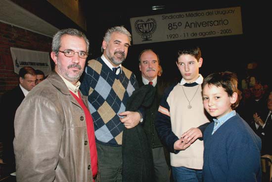 Los Dres. Jorge Lorenzo Otero, presidente del SMU, y Hugo Rodríguez entregan la Distinción Sindical (In Memoriam) al compañero y los hijos de la Dra. Ana Rosenberg Martuscello.