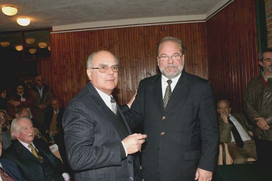 El Dr. Eduardo Martín Aguilar Saravia recibe su Distinción Sindical de manos del Dr. Alfredo Toledo, vicepresidente del SMU.