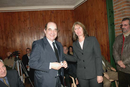 El Dr. Paulo Alterwain Fabrykant recibe su Distinción Sindical de parte de la Dra. Inés Vidal