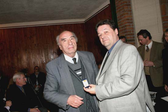 El Dr. Francisco Amor García recibe su Distinción Sindical, entrega el Dr. Pedro Cladera.