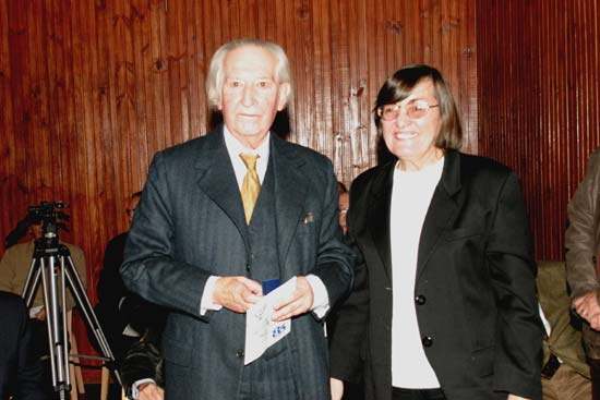 El Dr. Juan Carlos Beriao Insúa recibe su Distinción Sindical de la Dra. Alicia Ceres.