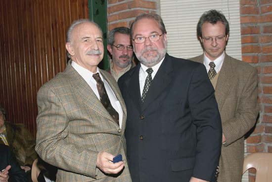 El Dr. Carlos Alberto Briozzo Pérez recibe su Distinción Sindical del Dr. Alfredo Toledo.