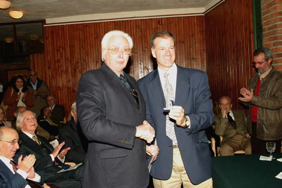 El Dr. Roberto Cobas Michelena recibe la Distinción Sindical del Dr. Fernando Urruty.