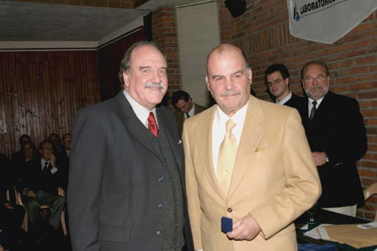 El Dr. Jorge Lorenzo Otero, presidente del SMU, entrega su Distinción Sindical al Dr. Roberto De Bellis.