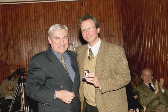 El Dr. Alberto Cid Matinote recibe su Distinción Sindical del Dr. Leonel Briozzo.