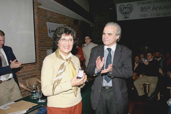 La Dra. Azarela García Muñoz recibe su Distinción Sindical del Dr. Daniel San Vicente.