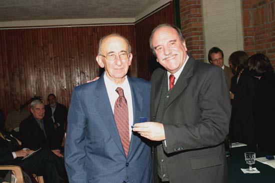 El Dr. José Kierszenbaum recibe su Distinción Sindical, hace entrega el Dr. Jorge Lorenzo Otero, presidente del SMU.