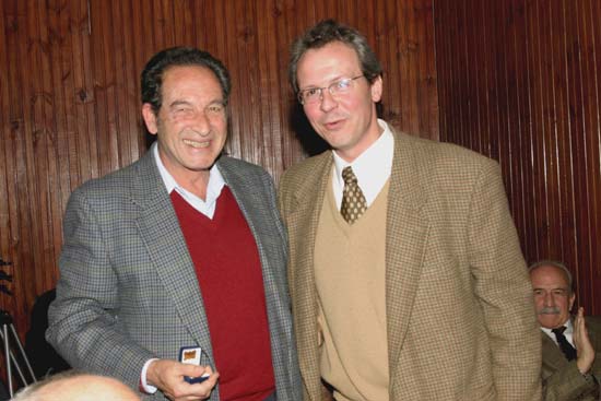 El Dr. Omar Simón Macadar Cirillo recibe su Distinción Sindical del Dr. Leonel Briozzo.