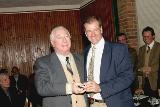 El Dr. Mario Mamber recibe su Distinción Sindical del Dr. Fernando Urruty.
