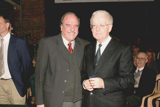 El Dr. Jorge Lorenzo Otero, presidente del SMU, entrega su Distinción Sindical al Dr. Ramón Carlos Negro Adami.