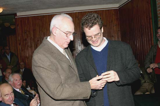 El Dr. Roberto Marcelino Puig Quadrelli recibe su Distinción Sindical, hace entrega el Dr. Eduardo Ferreira.