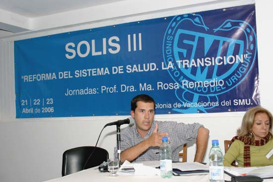 El Dr. Martín Rebella expone sobre las Residencias Médicas y las perspectivas de los médicos jóvenes. Preside la Mesa la Dra. Rosario Sica.