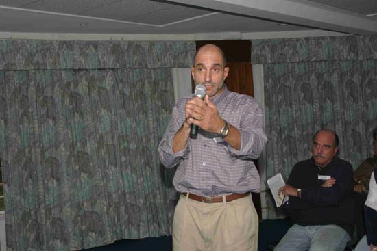 El Dr. Horacio Rodríguez Dulcini expone sobre el programa de reciclaje de médicos generales para el nuevo modelo de atención.
