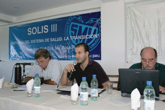 El Dr. Julio Trostchansky informa sobre las conclusiones de su grupo. Enrique Soto y Jorge Lorenzo lo registran en sus discos duros.