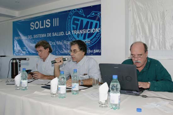 El Dr. Escandor El Ters Ibrahim cuenta las conclusiones de su grupo. Los Dres. Soto y Lorenzo anotan.