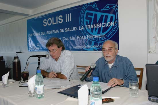 El Dr. Hugo Dibarboure Icasuriaga ilustra sobre las conclusiones de su grupo. Lo sigue atentamente el Dr. Enrique Soto.