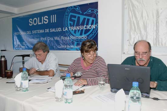 La Dra. Estela Puig Quiruja informa las conclusiones de su grupo. La Mesa la sigue con atención palabra por palabra.