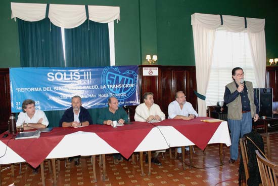 De izq. a der. (Sentados) Dres. Enrique Soto, Miguel Fernández Galeano, Jorge Lorenzo, Fernando Dora y Alfredo Toledo. (Parado) Milton Fornaro (Encargado de RR.PP. del SMU).