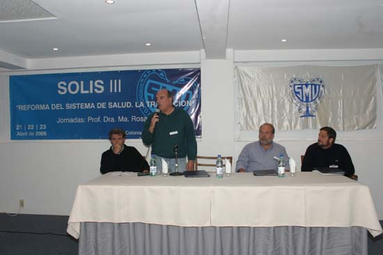 El Dr. Jorge Lorenzo, presidente del SMU, inaugurando las Jornadas de Solís III. Le acompañan los Dres. Enrique Soto, Alfredo Toledo y Adolfo Rubinstein, de WONCA