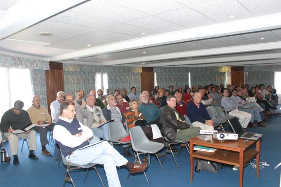 Vista parcial de los asistentes a las sesiones de exposición general de temas, en la mañana del sábado 22.04.06.