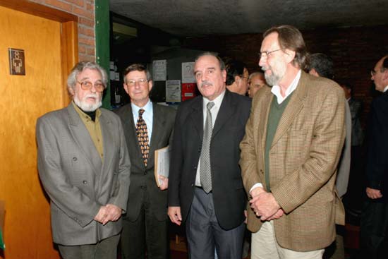 De izq. A der.: Arq. César Rodríguez Musmanno, familiar de Fosalba, Dres. Antonio L.Turnes, Jorge Lorenzo Otero (Presidente del SMU) y Prof. Dr. Ricardo Roca,
delegado del Decano de la Facultad de Medicina.