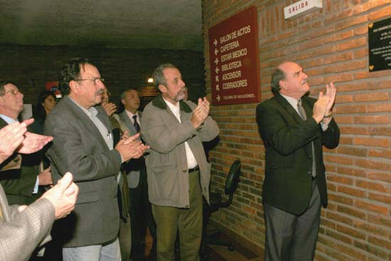 El presidente del SMU, Dr. Jorge Lorenzo Otero, junto al Viceministro de Salud, Dr. Miguel Fernández Galeano descubren la placa de homenaje al Centenario de Fosalba, a la entrada del Salón de Actos del SMU.