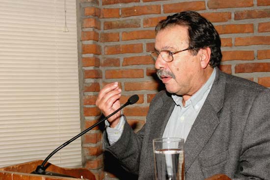 El Dr. Sergio Villaverde, coautor del audiovisual “La Gesta de una Conciencia”
hace una improvisada reseña de lo que fue la idea original, su proyecto de continuar
la historia del SMU desde 1935 hasta nuestros días, y las características del audiovisual
que a continuación se exhibirá, pasado de la tecnología original,
a un DVD, conservando la banda de sonido original.