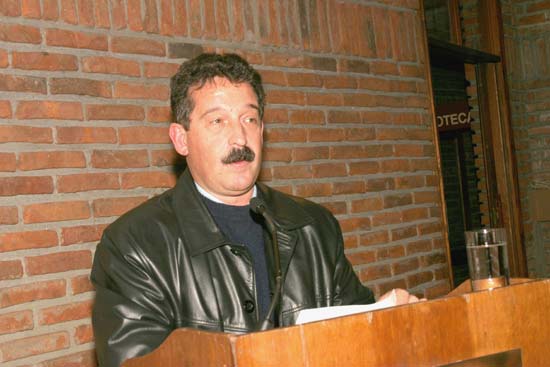El escritor y periodista Fernando Butazzoni, Director de la División Promoción
Cultural de la Intendencia Municipal de Montevideo, realizando su disertación.