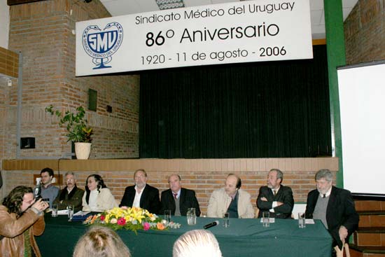 De izq. a der: Eduardo Ferreira, Felipe Schelotto (F.Med.), Alicia Ceres, Alfredo Toledo, Jorge Lorenzo, Tomás de Mattos (Bib.Nac.), Miguel Fernández Galeano (MSP), Julio Baraibar (MTSS)