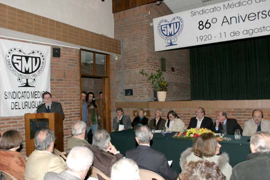 De izq a der: Enrique Soto, Ma. Julia Muñoz (Ministra de Salud Pública), Felipe Schelotto, Alicia Ceres, Alfredo Toledo, Jorge Lorenzo y Tomás de Mattos.