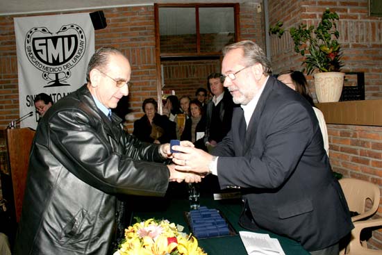 Dr. Ramón Félix Balas Abadi recibe su Distinción Sindical del Dr. Alfredo Toledo.