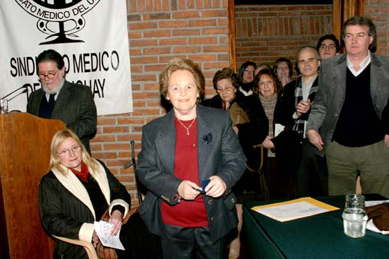 Dra. Sima Feldman Fsichman al momento de recibir su Distinción Sindical. Detrás: Daniel San Vicente, Martín Fraschini y Enrique Soto.