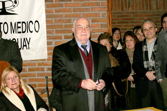Dr. José María Ferrari recibe su Distinción Sindical.