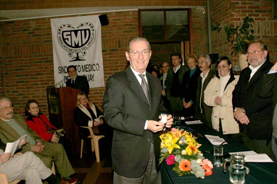 Dr. Diego Gómez Silveira recibe su Distinción Sindical. En la mesa: Daniel San Vicente, Enrique Soto, Ma.Julia Muñoz, Felipe Schelotto, Alicia Ceres y Alfredo Toledo.
