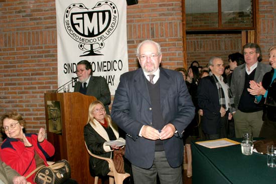 Dr. Hermann L. González Yosi (de Salto) al recibir su Distinción Sindical.