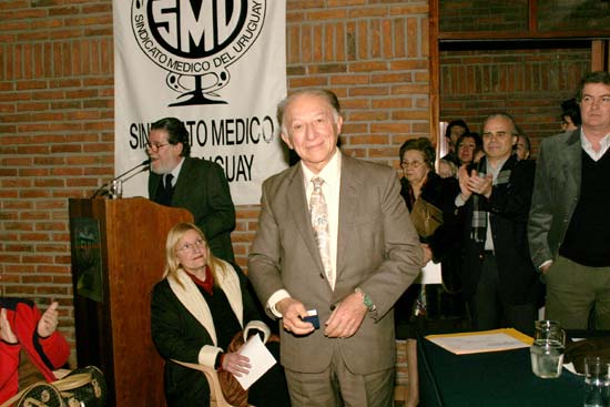 Dr. Tomas Green Deschanaux al momento de recibir su Distinción Sindical.