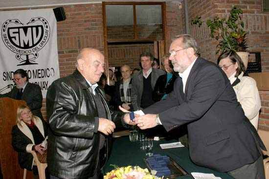 Dr. Carlos Ituño recibe su Distinción Sindical del Dr. Alfredo Toledo.