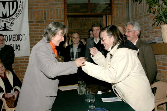 Dra. Odette Lageard Armand Ugon recibe su Distinción Sindical de la Dra. Alicia Ceres.