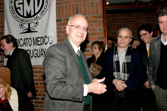 Dr. Hugo Lago Peña (de Rivera) al recibir su Distinción Sindical.