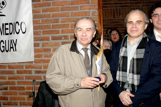 Dr. Miguel Martell Martínez recibe su Distinción Sindical. A su lado Dr. Daniel San Vicente y Br. Martín Fraschini.