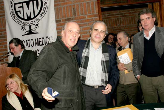 Dr. Roberto Mantero Saettone recibe su Distinción Sindical. A su lado Dres. Daniel San Vicente y Enrique Soto.