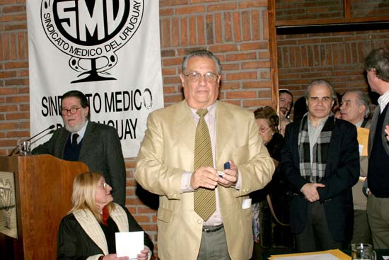 Dr. Jorge Edmundo Mautone Frugoni al recibir su Distinción Sindical.