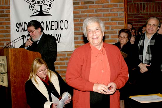 Dra. Nelly Murillo Ruibal al recibir su Distinción Sindical.