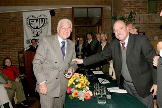 Dr. Leopoldo F. Peluffo Medici al recibir su Distinción Sindical del Dr. Jorge Lorenzo.