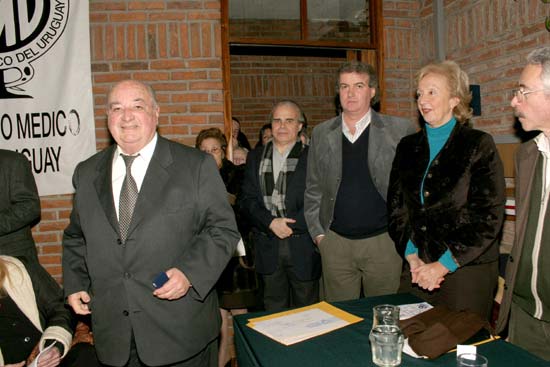 Dr. Oscar Fructuoso Perrone Malo al recibir su Distinción Sincical. Detrás: Dres. Daniel San Vicente, Enrique Soto, Ma.Julia Muñoz y Felipe Schelotto.