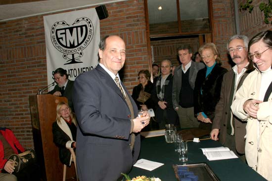 Dr. Roberto Quadrelli Sánchez al recibir su Distinción Sindical.