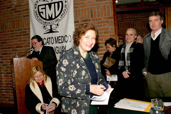 Dra. Delia Rodríguez Lago al recibir su Distinción Sindical.