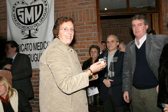 Dra. Hedy Sivori Martínez al recibir su Distinción Sindical.